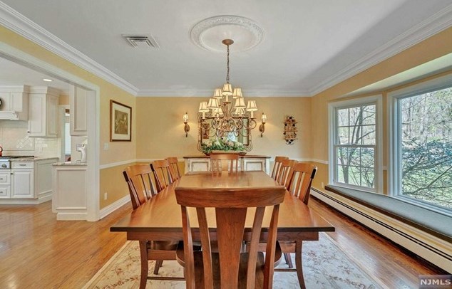 52 Elizabeth Ln, Mahwah NJ 07430-2808 exterior