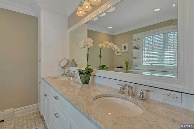 52 Elizabeth Ln, Mahwah NJ 07430-2808 exterior