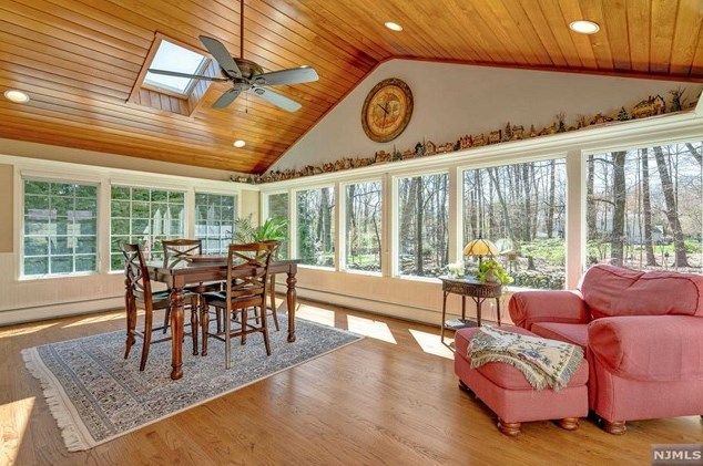 52 Elizabeth Ln, Mahwah NJ 07430-2808 exterior