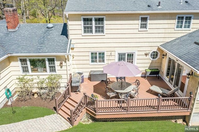 52 Elizabeth Ln, Mahwah NJ 07430-2808 exterior