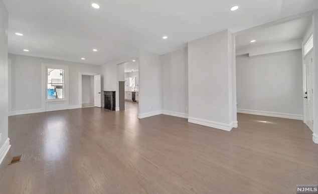 27 James St, Bergenfield NJ  07621-2336 exterior