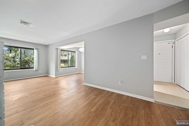 1483 John St, West Fort Lee, NJ 07024-2563
