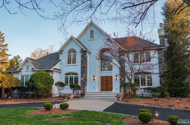 2 Sunflower Dr, Upper Saddle River, NJ 07458