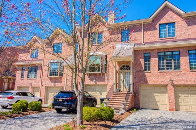 4 Stonebrook Ct, Harrington Park, NJ 07640-1600