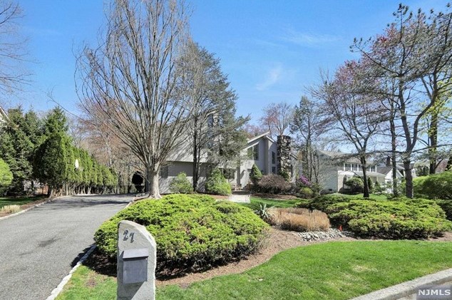 27 Gloria Dr, Allendale, NJ 07401