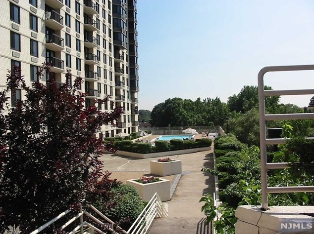1265 15th St #14l, West Fort Lee, NJ