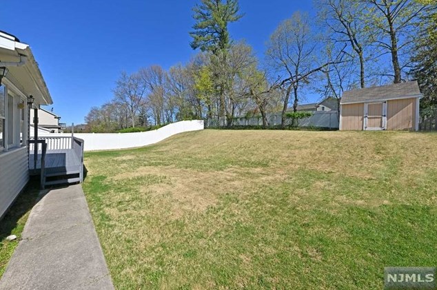 325 Oradell Ave, Paramus, NJ 07652