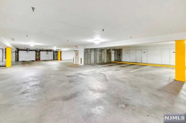901 Four Seasons Dr, Wayne NJ  07470-1949 exterior