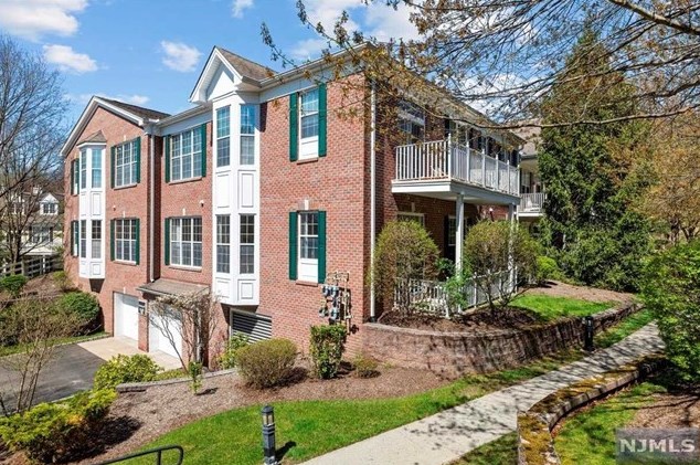 901 Four Seasons Dr, Wayne, NJ 07470-1949