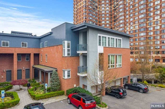 1600 Kaufer Ln #16, West Fort Lee, NJ 07024