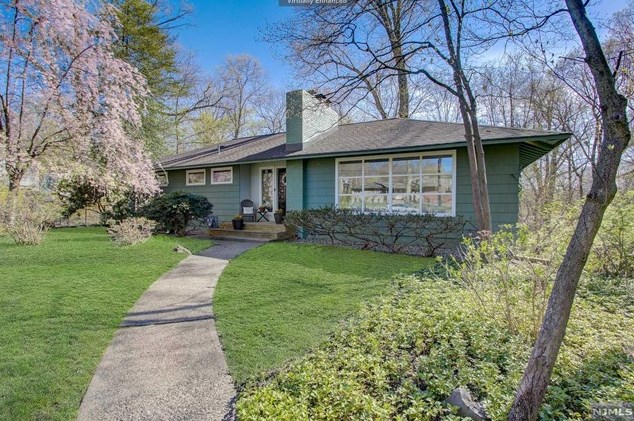 100 Dogwood Dr, Oakland, NJ 07436