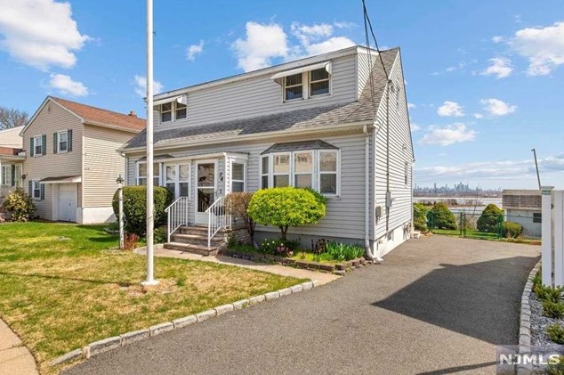24 Geraldine Rd, North Arlington, NJ 07031-5407