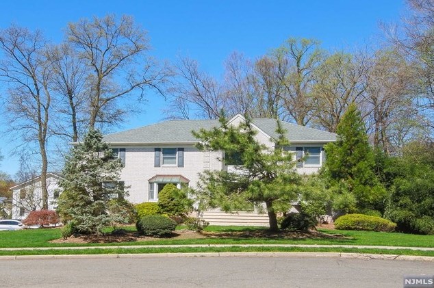 11 Jason Woods Rd, Closter, NJ 07624