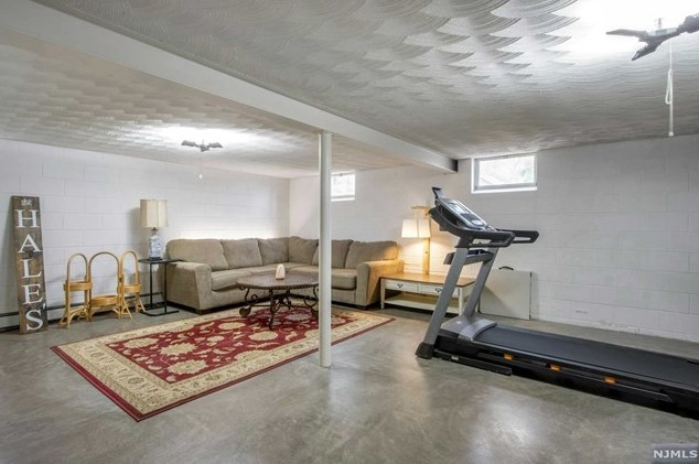 734 Van Emburgh Ave, Westwood NJ  07676-3818 exterior