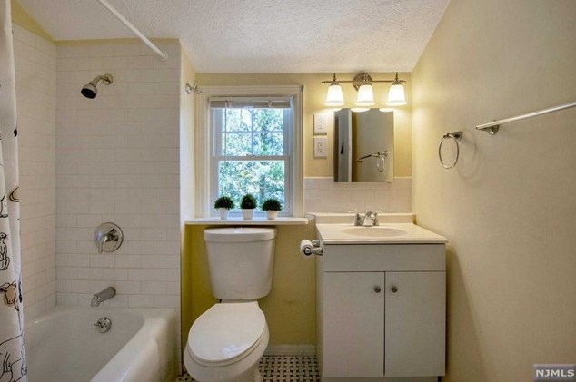 59 Stuart St, Waldwick NJ  07463-2419 exterior