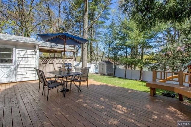 59 Stuart St, Waldwick NJ  07463-2419 exterior