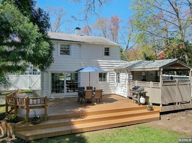 59 Stuart St, Waldwick NJ  07463-2419 exterior