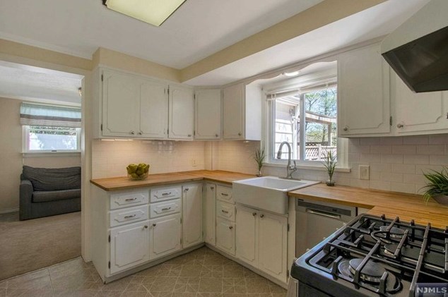 59 Stuart St, Waldwick NJ  07463-2419 exterior