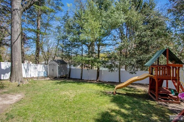59 Stuart St, Waldwick NJ  07463-2419 exterior