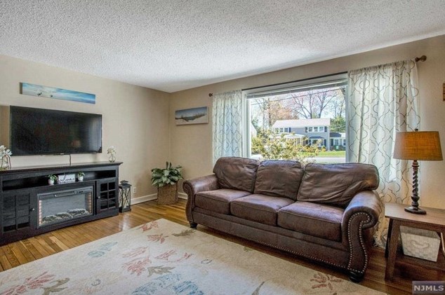 59 Stuart St, Waldwick NJ  07463-2419 exterior