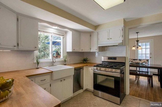 59 Stuart St, Waldwick NJ  07463-2419 exterior