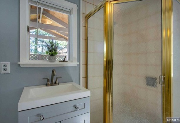 59 Stuart St, Waldwick NJ  07463-2419 exterior