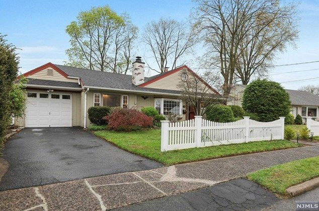 14 Meakin Ave, Rochelle Park, NJ 07662-3511