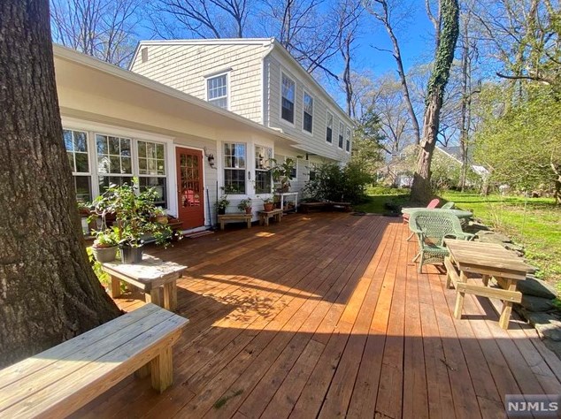 215 Myrtle St, Haworth, NJ 07641-1137