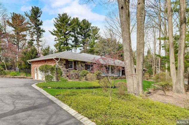 1008 Valley Rd, Franklin Lakes, NJ 07417
