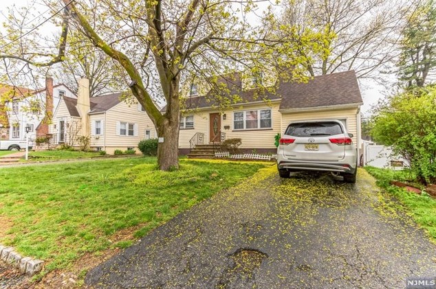 30 Manchester Rd, Town Center, NJ 07052-2712