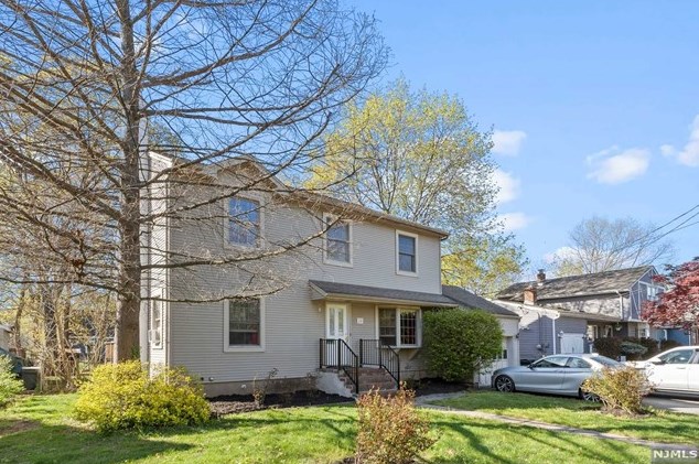 15 Cedar St, Oakland, NJ 07436-2110