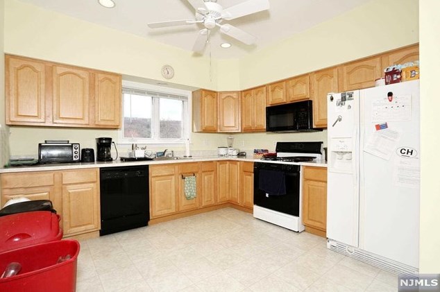 558 Lafayette Ave, Paterson NJ 07506-2423 exterior