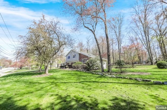 617 Brookside Ave, Allendale, NJ 07401