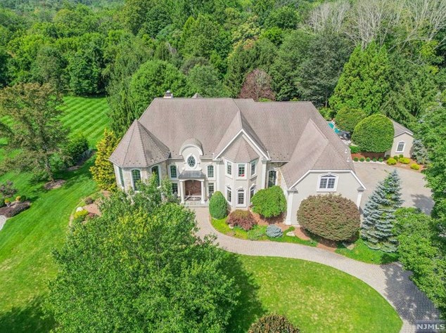 26 Mettowee Farms Ct, Upper Saddle River, NJ 07458-2125