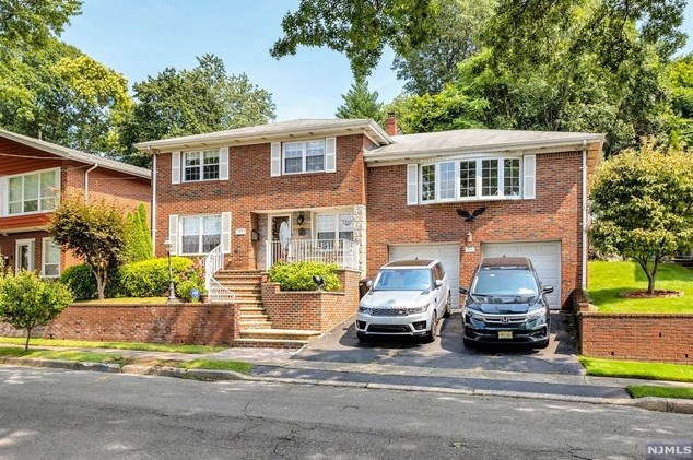694 Center St #house, Ridgefield, NJ 07657