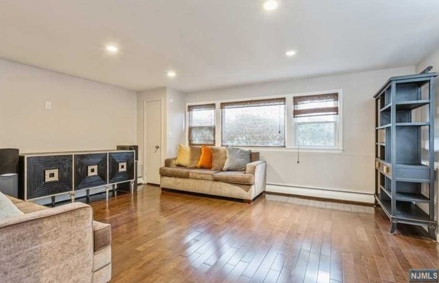 44 Roberts Ct, Tenafly NJ 07670-2001 exterior