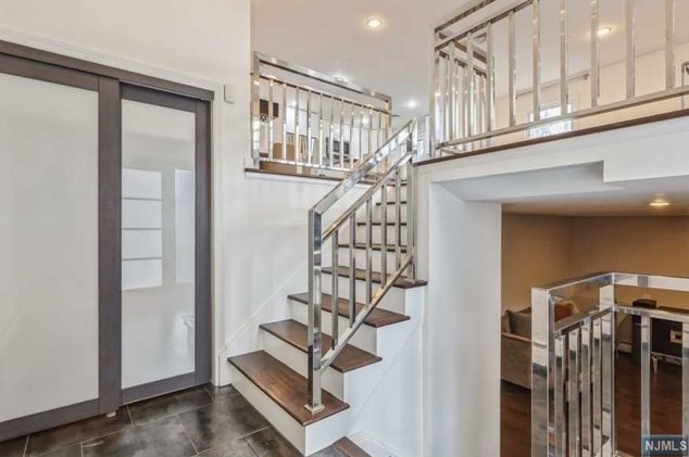 44 Roberts Ct, Tenafly NJ 07670-2001 exterior