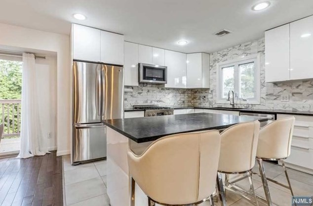 44 Roberts Ct, Tenafly NJ 07670-2001 exterior