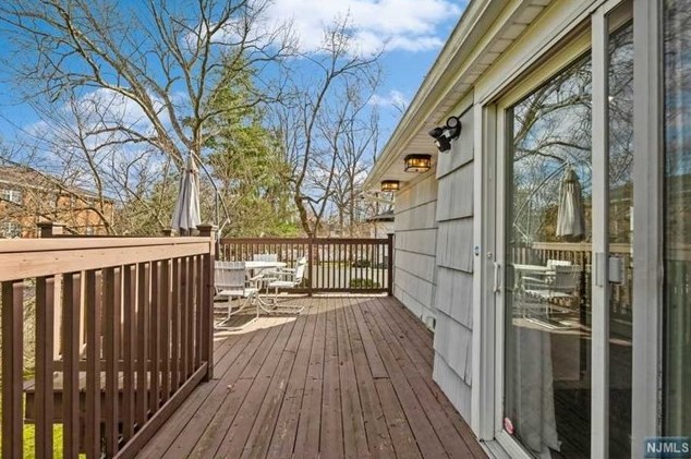 44 Roberts Ct, Tenafly NJ 07670-2001 exterior