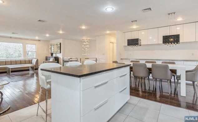 44 Roberts Ct, Tenafly NJ 07670-2001 exterior