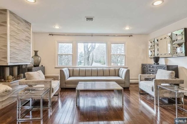 44 Roberts Ct, Tenafly NJ 07670-2001 exterior