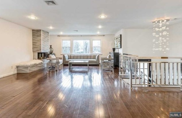 44 Roberts Ct, Tenafly NJ 07670-2001 exterior