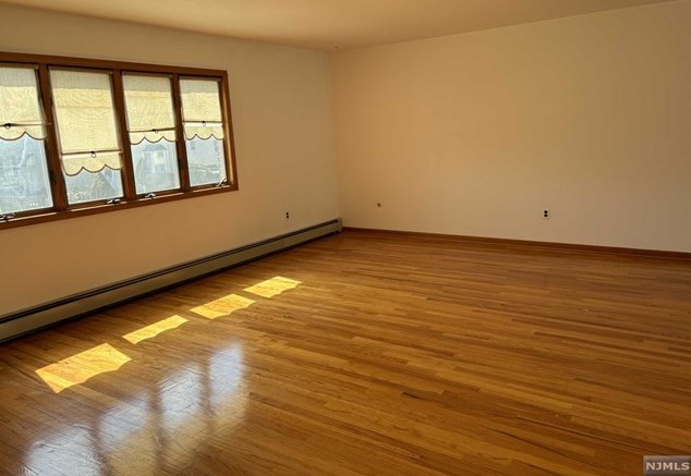 6 Woodside Ave, West Paterson, NJ 07424