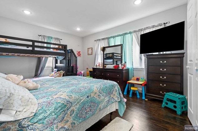 870 Paterson Ave, East Rutherford NJ 07073-1016 exterior