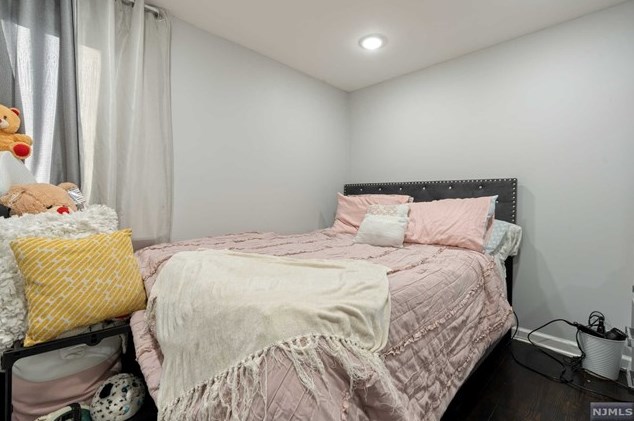 870 Paterson Ave, East Rutherford NJ 07073-1016 exterior