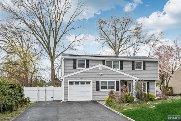 202 Henmarken Dr, Rockleigh, NJ 07647-1706