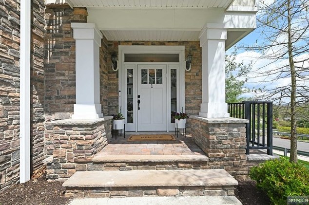 1 Overlook Ct, West Caldwell, NJ 07006-4590