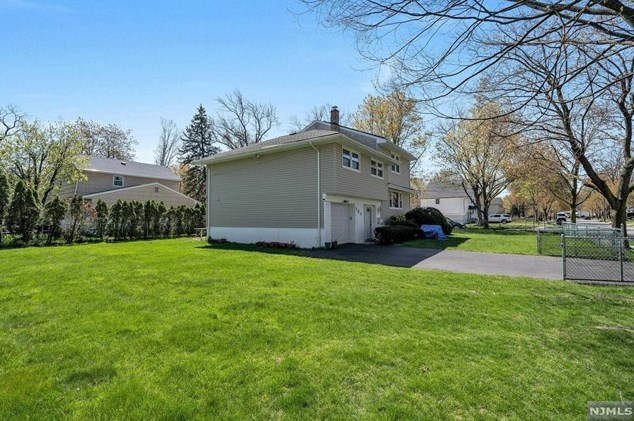 380 Elmwood Dr, Paramus, NJ 07652-3454