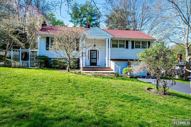 786 Arrow Ln, Ridgewood, NJ 07450-2104