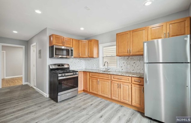 35 Bostwick Ave, Jersey City, NJ 07305-3417